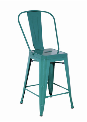 As cadeiras coloridas de Tolix do metal da parte traseira da elevação estocam em excesso tamboretes do metal para o restaurante/barra/café